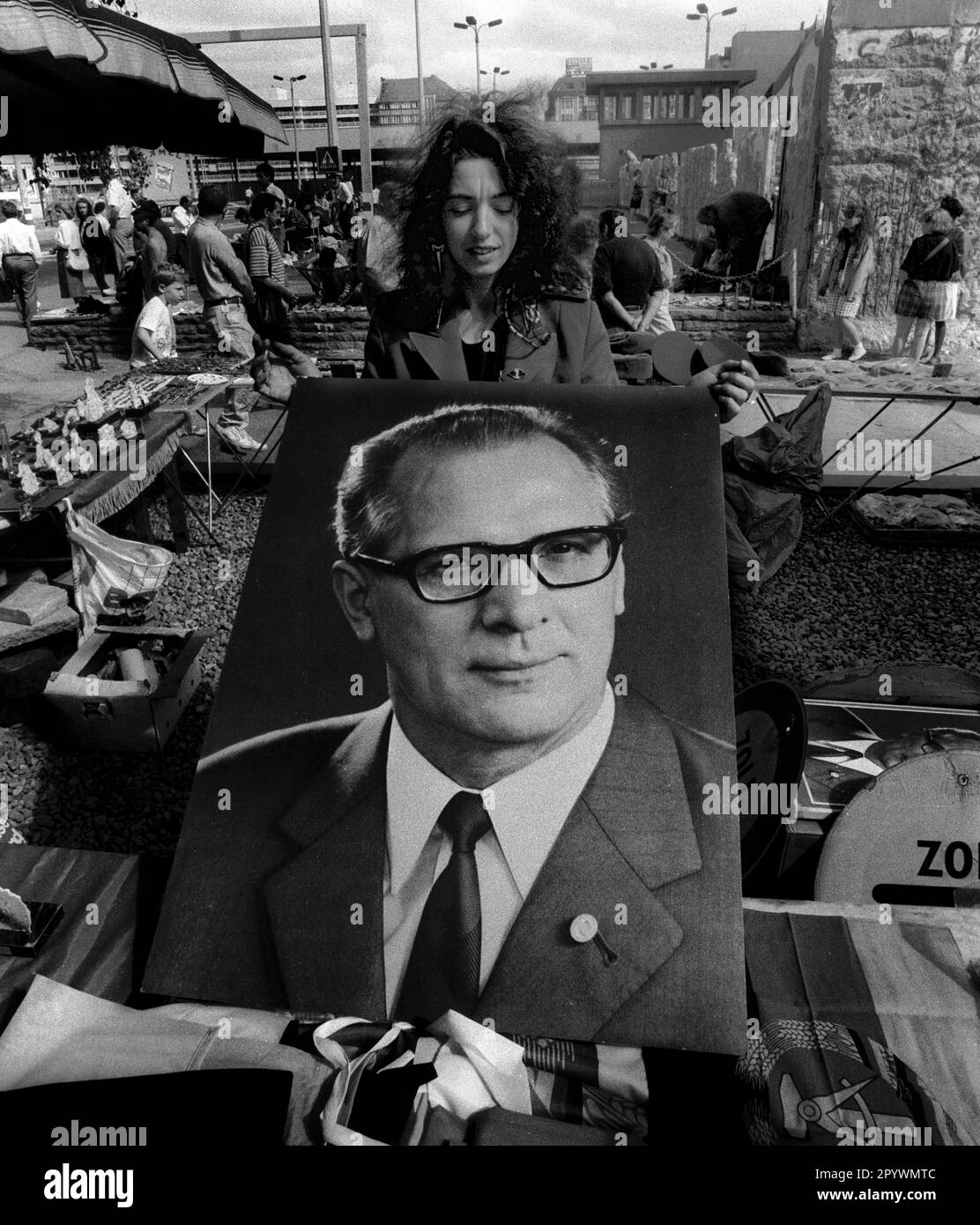 Berlin districts / GDR / 1990 Kreuzberg: Checkpoint Charly. Troedler offer the state photo of Erich Honecker. End of the GDR // End of the Wall / GDR Wall / History / Communism *** Local Caption *** History / Communism / Berlin Wall Checkpoint Charly, a flea market. The official photo of communist leader Erich Honecker to sell. It`s the end of communism [automated translation] Stock Photo